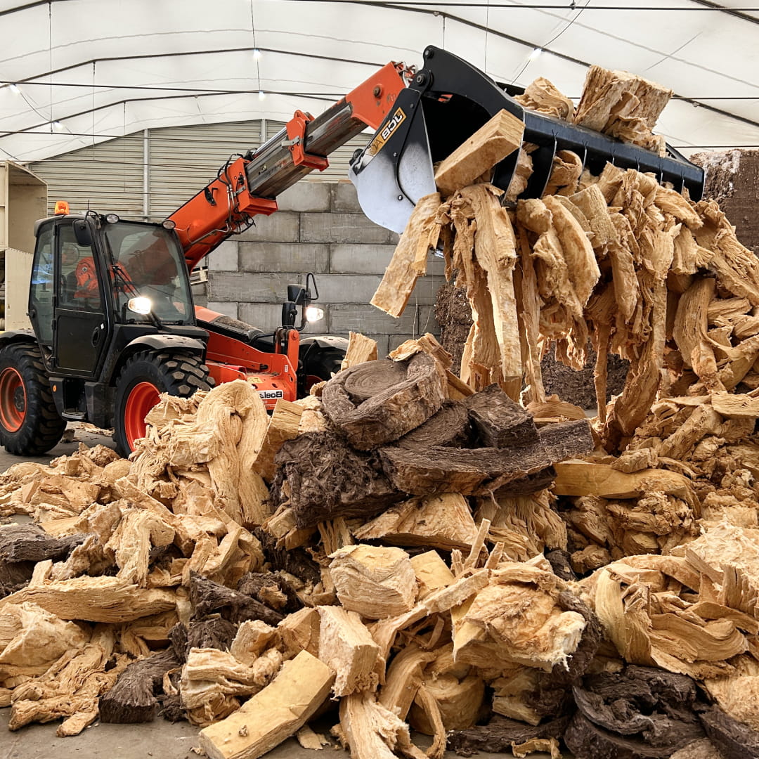 collecting-glass-mineral-wool-waste